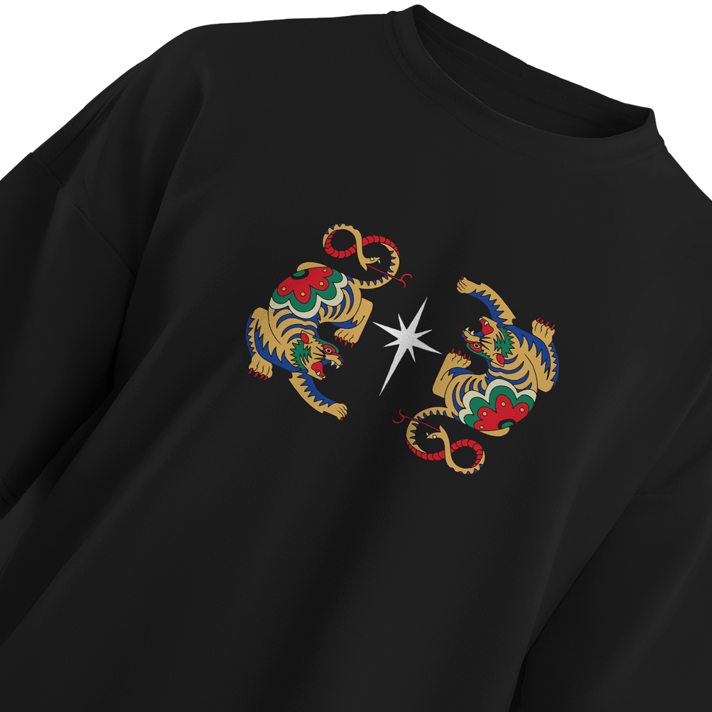 Fangs & Claws Tee - Unisex Oversized T-shirt